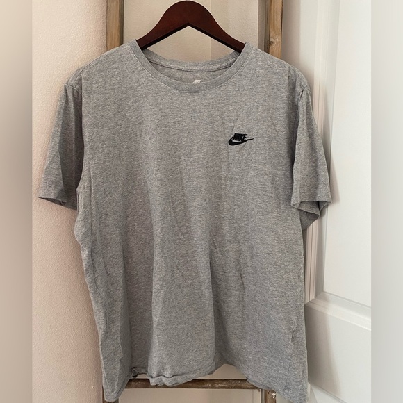 Nike - The Nike Tee - Men's Gray T-Shirt - Size XL - Picture 1 of 5